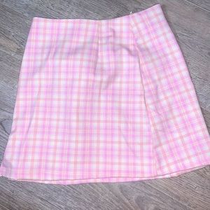 I’m selling a mini plad skirt. It has a zipper on the side of the skirt.